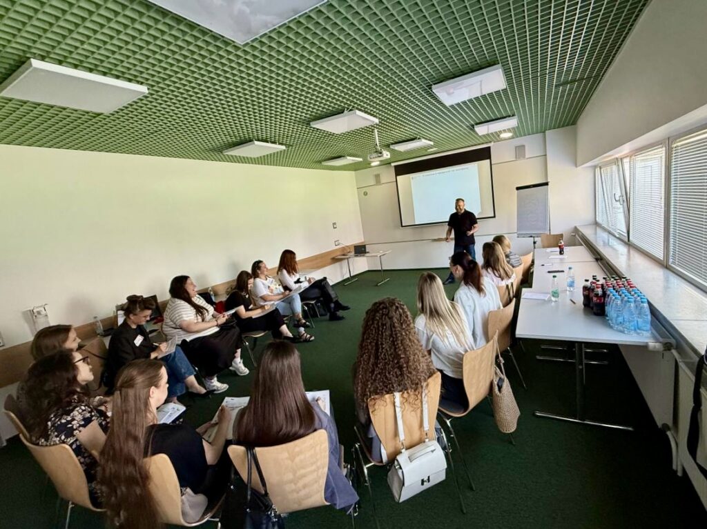 Обучение продажам с фокусом на практические навыки и реальные сценарии